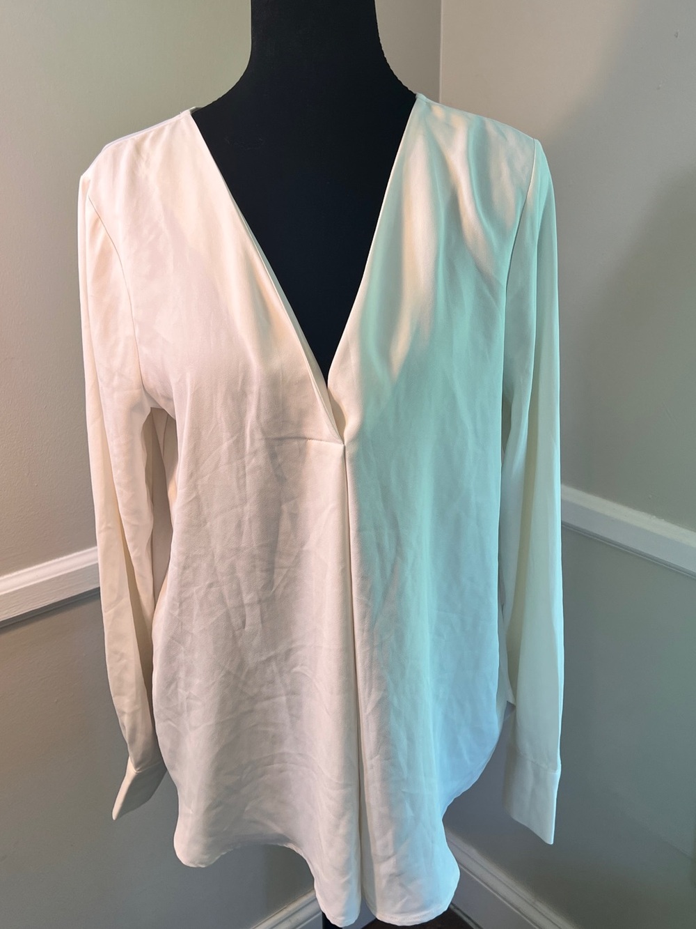 Ann Taylor Cream V-Neck Long Sleeve Blouse